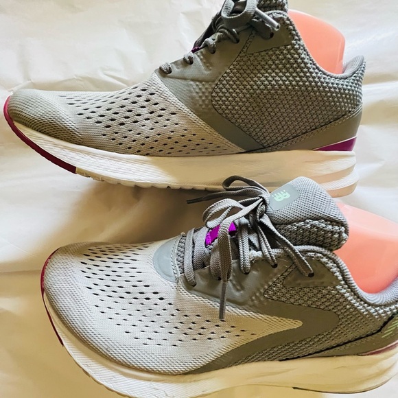 New Balance Women's Gray and Magenta Athletic Shoes Size 8 - Picture 3 of 4